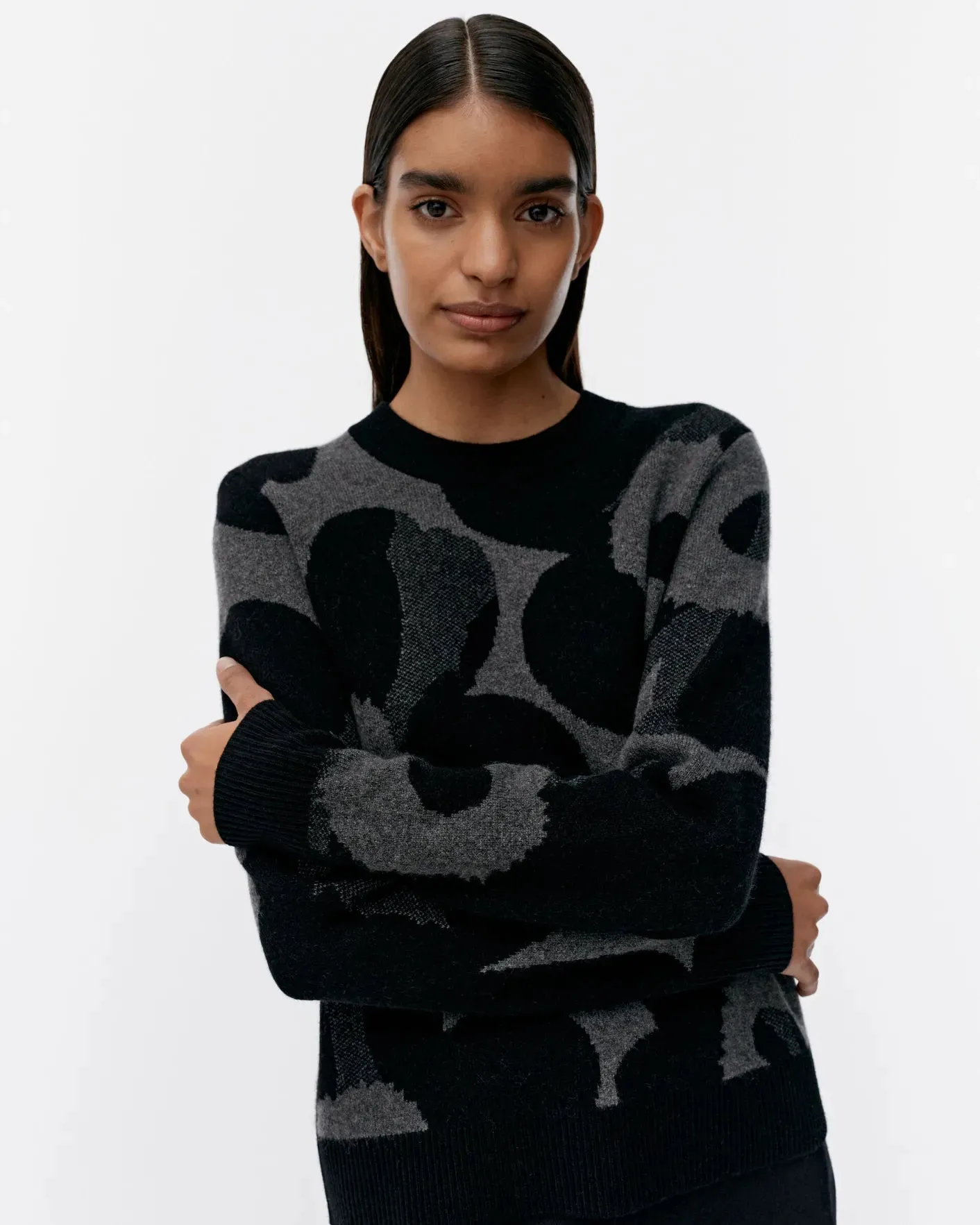 Aukio Unikko Cashmere Sweater | Black, Charcoal